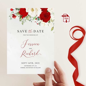 K&ouml;nnte beinhalten: Eine Hochzeitseinladung mit einem Blumendesign aus roten Rosen und wei&szlig;en Blumen. Der Text lautet "Save the Date" f&uuml;r Jessica und Richard, mit dem Datum 14. September 2021. Ein rotes Band ist auf der rechten Seite gerollt.