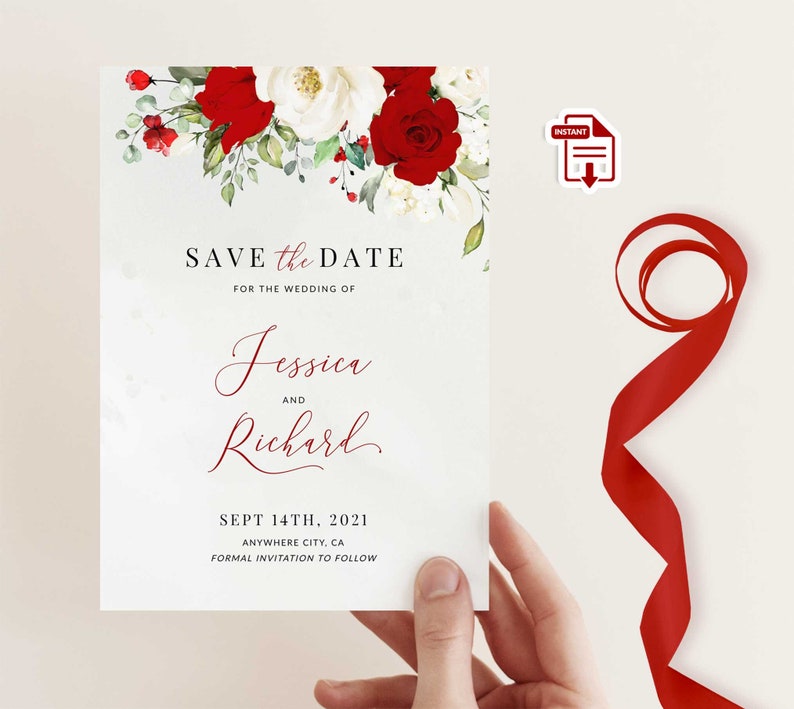 K&ouml;nnte beinhalten: Eine Hochzeitseinladung mit einem Blumendesign aus roten Rosen und wei&szlig;en Blumen. Der Text lautet "Save the Date" f&uuml;r Jessica und Richard, mit dem Datum 14. September 2021. Ein rotes Band ist auf der rechten Seite gerollt.