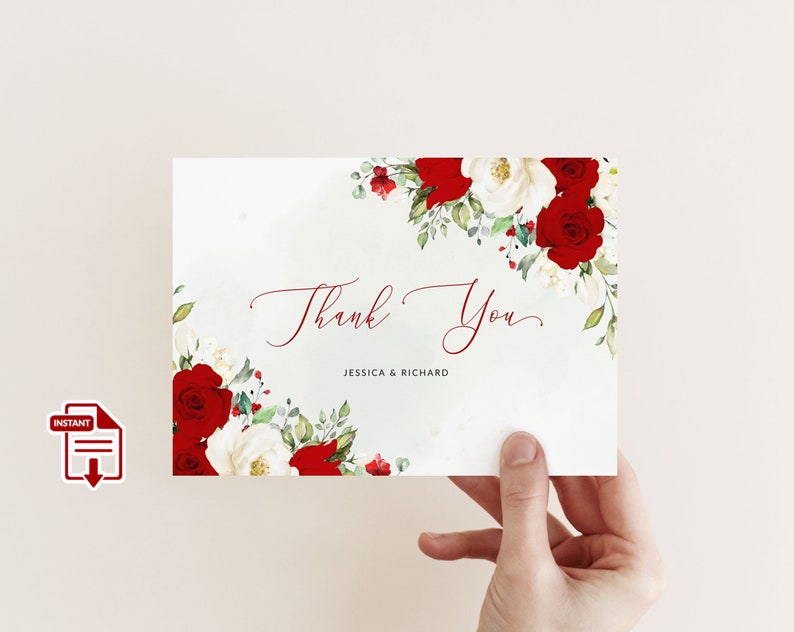 K&ouml;nnte beinhalten: Eine wei&szlig;e Karte mit roten und wei&szlig;en Rosen und gr&uuml;nem Laub. Die Worte "Thank You" sind in einer Schreibschrift geschrieben, darunter die Namen "Jessica & Richard". Die Karte wird von einer Hand gehalten.