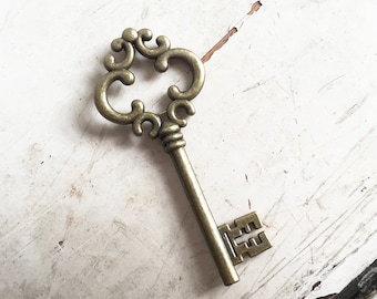 Large Vintage Style Ornate Steampunk Antique Bronze Metal Key Charm Santa UK 6