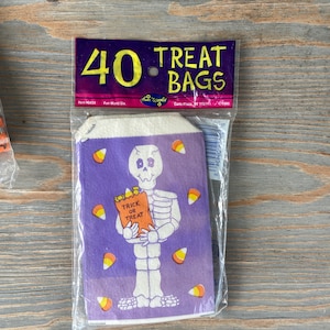 Vintage Bag of 40 New Old Stock Halloween Treat Bags, Treat Bags, NOS,  1995, Original Package, Skeletons, Happy Halloween, Papergoods