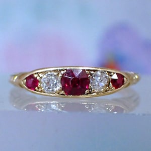 Pierścionek z 3 kamieniami, rubinem i diamentami, wykonany w stylu edwardiańskim z 18-karatowego żółtego złota