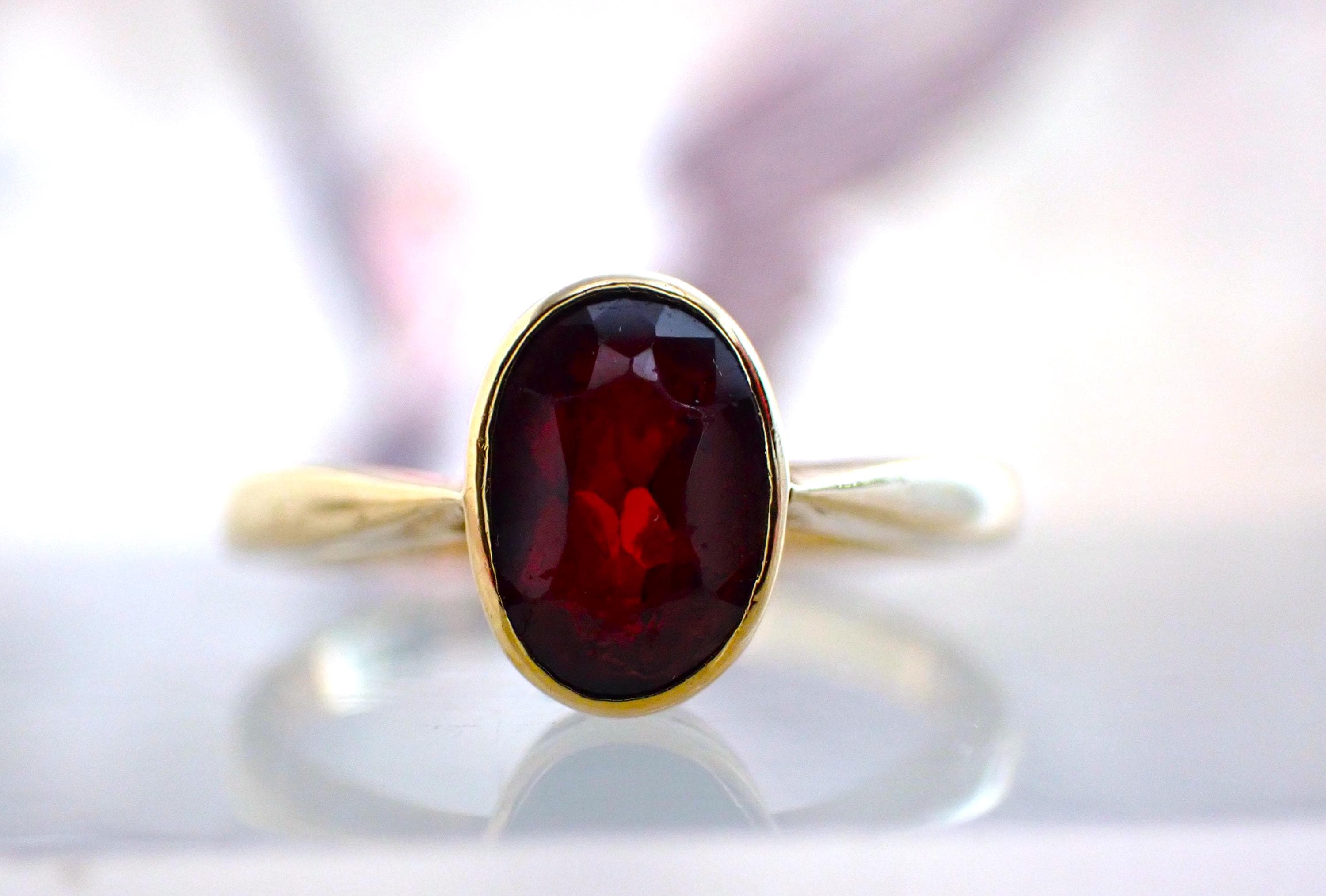 Antique Edwardian 9ct yellow  gold Garnet ring