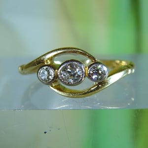 Art Deco 18ct yellow gold three Diamond crossover ring