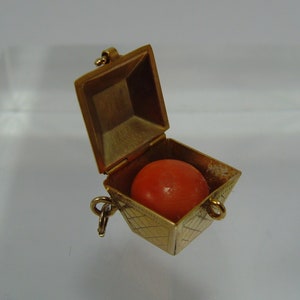 Vintage 1950s 9ct gold  "Coral in a treasure chest" charm