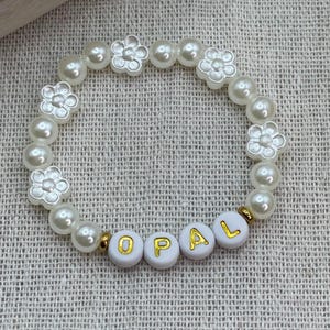 Bracelet fleur personnalisé fille, bracelet prénom perle