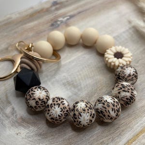 Llavero de silicona con forma de margarita y flor, pulsera elástica, regalo para ella, manos libres