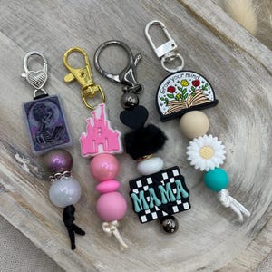 Porte-clés avec clip pour sac et breloques en silicone pour étiquettes de sac - Carte de tarot maman Château de fées roses