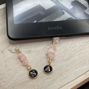 Dijes para tapón antipolvo de Kindle, dije de llave de máquina de escribir con letras negras, dijes de teléfono con cuentas de cuarzo rosa para puerto de carga USB-C