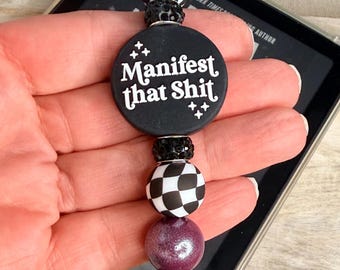 Cinturino per Kindle con perline: accessorio per amanti dei libri con ciondolo "Manifest That Sh*t"