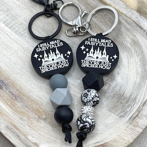 Brelok z koralikami „Bajki”, pikantny prezent dla czytelnika książek „Wciąż czytam bajki”