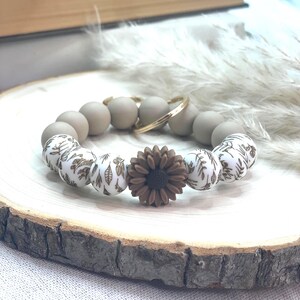 Neutral Beaded Wristlet Keychain, Silicone Leaf Daisy Bracelet Boho Key Holder Brown Daisy, Brown