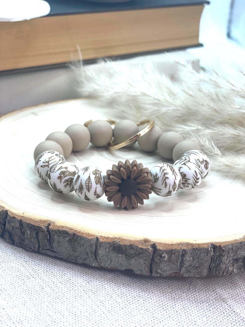 Neutral Beaded Wristlet Keychain, Silicone Leaf Daisy Bracelet Boho Key Holder Brown Daisy, Brown