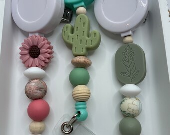 Cactus Floral Beaded ID Badge Reel, Swivel Clip Id Badge Retractable, Silicone Bead Badge Nurse Gift CNA PSW Lab Tech Id Badge Ready Made