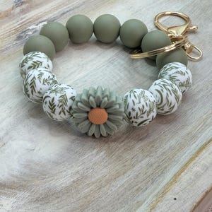 Neutral Beaded Wristlet Keychain, Silicone Leaf Daisy Bracelet Boho Key Holder Green Daisy, Green
