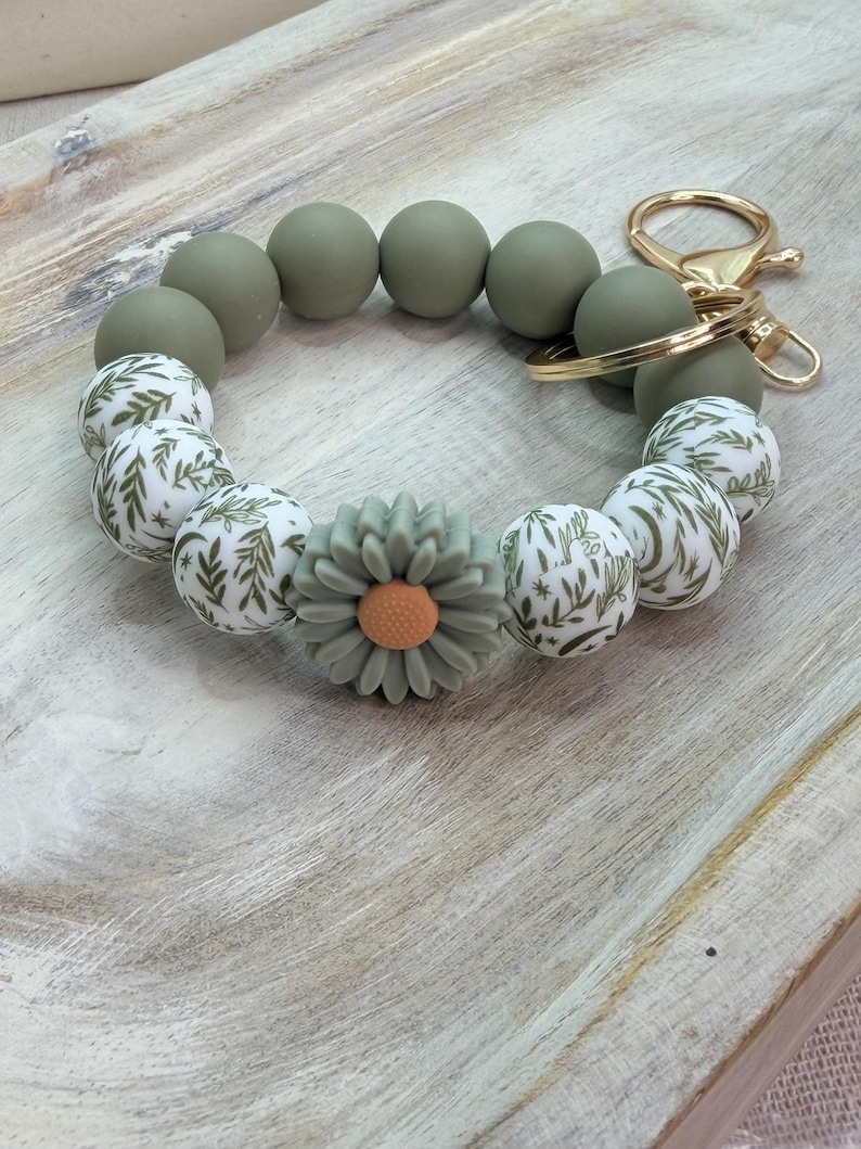 Neutral Beaded Wristlet Keychain, Silicone Leaf Daisy Bracelet Boho Key Holder Green Daisy, Green