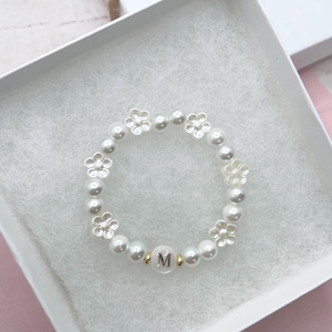 Pulsera de perlas personalizadas con letras para niña de las flores, pulsera elástica de cuentas con margaritas y inicial de perla blanca para primera comunión, regalo para niña