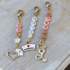 Breloque personnalisée pour soins infirmiers, insigne en perles à clip, breloque pour sac à main en or, nom ou désignation professionnelle Soins de santé IPA HCA appréciation