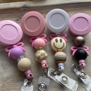 Distintivo con fiocco rosa, clip girevole con perline, distintivo con fiocco rosa, distintivo identificativo retrattile, infermiere, PSW, fisioterapista, logopedista, impiegato, regalo, morbido, ragazza, era