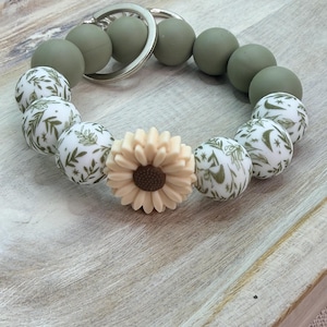 Neutral Beaded Wristlet Keychain, Silicone Leaf Daisy Bracelet Boho Key Holder Cream Daisy, Green