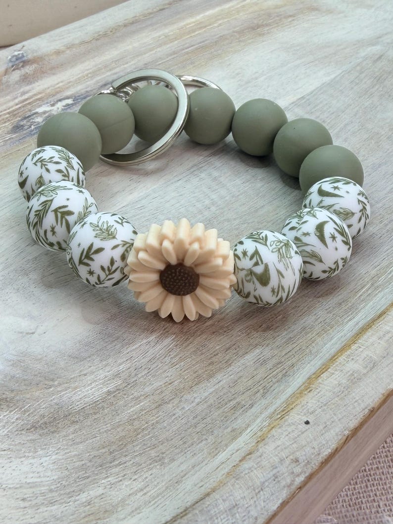 Neutral Beaded Wristlet Keychain, Silicone Leaf Daisy Bracelet Boho Key Holder Cream Daisy, Green