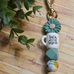 Teach Love Inspire feldspath floral porte-clés | Enseignant | Étiquette de sac | Tirette | Porte-monnaie | Cadeau Fête des Mères | Marguerite florale | Retour à l'école