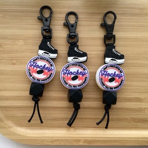 Porte-clés de maman hockey | Maman hockeyeuse | Étiquette de sac | Tirette | Porte-monnaie | Cadeau Fête des Mères | Bleu et rouge