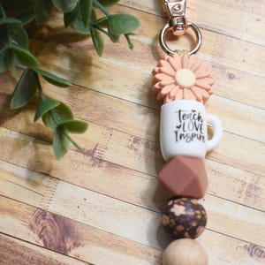 Teach Love Inspire porte-clé floral pêche | Enseignant | Étiquette de sac | Tirette | Porte-monnaie | Cadeau Fête des Mères | Marguerite florale | Retour à l'école