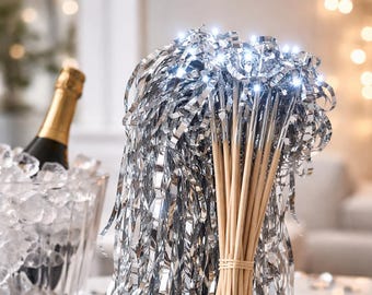 Crea la foto perfetta per l'uscita degli sposi dal matrimonio: 20 bacchette luminose con fili argentati per un addio magico.