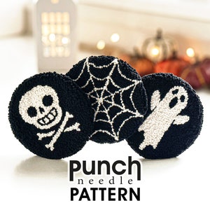 Op de afbeelding: Drie zwart-witte punch needle patronen met een schedel en gekruiste beenderen, een spinnenweb en een geest. De tekst "Punch needle PATTERN" staat onder de patronen.