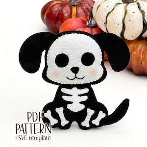 Op de afbeelding: Een handgemaakt vilten hondenspeeltje in een skeletontwerp, perfect voor Halloween. De hond is zwart en wit met een skeletlichaam en een schedelachtige kop. De tekst "PDF PATTERN + SVG template" is zichtbaar.