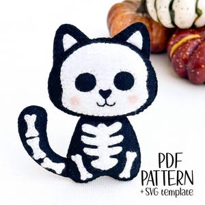 Peut inclure: Un chat en feutre noir et blanc avec un motif de squelette. Le chat a un visage blanc avec des yeux et des oreilles noirs, et des joues roses. Le texte "PDF PATTERN + SVG template" est sur le côté droit de l'image. Des citrouilles sont en arrière-plan.