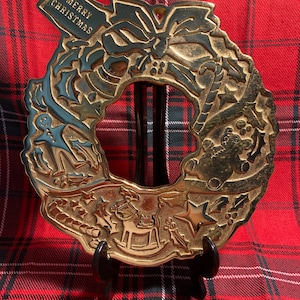 Trivet Virginia Metalcrafters Christmas Second in series The Christmas Wreath heavy brass dated 1998 image 1