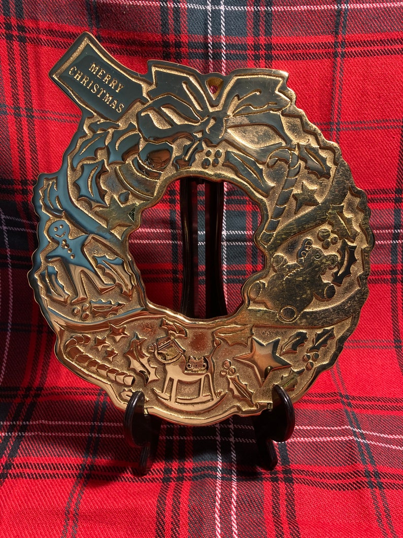 Trivet Virginia Metalcrafters Christmas Second in series The Christmas Wreath heavy brass dated 1998 image 1