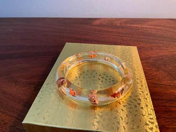 Vintage clear plastic bracelet with tiny shells i… - image 3