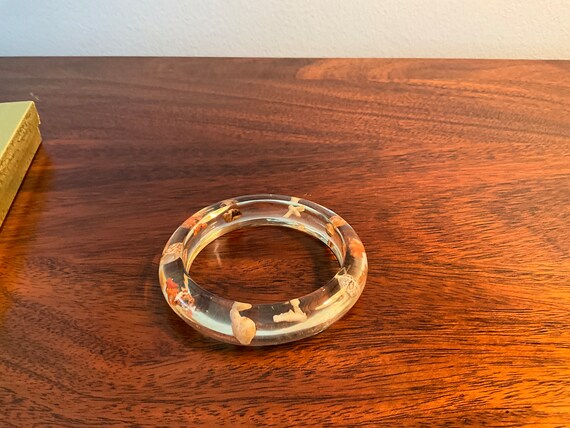 Vintage clear plastic bracelet with tiny shells i… - image 4