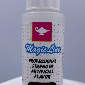 以下が含まれることがあります： 白いキャップが付いた透明なプラスチックボトルで、「Magic Line」と「Butter」のラベルが付いています。ラベルには、ランプのイラストが入ったピンク色の正方形があります。ボトルには、人工バターフレーバーが59.14 ml入っています。
