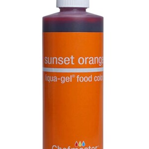 Peut inclure: Une bouteille de colorant alimentaire liqua-gel orange coucher de soleil Chefmaster. La bouteille est orange avec une étiquette blanche et un bouchon rouge. Le poids net est de 298g.