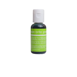 Peut inclure: Petite bouteille de colorant alimentaire vert fluo avec un bouchon blanc. L'étiquette porte l'inscription "neon brite green" et des informations sur les ingrédients. La bouteille est remplie d'un liquide vert foncé.