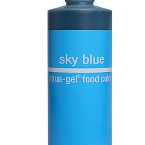 Peut inclure: Un flacon cylindrique de colorant alimentaire en gel Chefmaster bleu ciel avec un bouchon blanc et un embout bleu. L'étiquette porte le texte sky blue, liqua-gel food color, Chefmaster et NET WT. 10.5 oz (298g) sur un fond bleu vif.