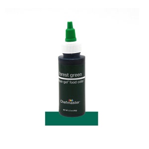 Peut inclure: Une bouteille de colorant alimentaire aqua-gel vert forêt Chefmaster de 65 g. La bouteille a un bouchon vert et une étiquette blanche avec le texte "forest green aqua-gel food color" et "Chefmaster".