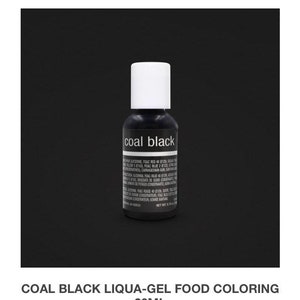 Könnte beinhalten: Eine kleine Flasche schwarzer Lebensmittelfarbe mit der Aufschrift "coal black" und einem weißen Deckel. Die Flasche enthält 20 ml flüssige Lebensmittelfarbe.