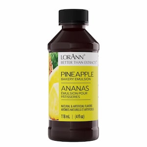 Puede incluir: Una botella marrón oscuro con tapa negra, etiquetada como "LORANN BETTER THAN EXTRACTS PINEAPPLE BAKERY EMULSION". La etiqueta es amarilla y presenta la palabra "ANANAS" y "118 ml". La botella contiene sabores naturales y artificiales.