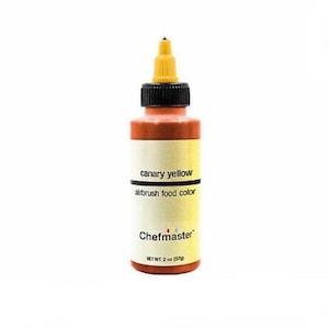 Peut inclure: Une bouteille de colorant alimentaire jaune canari pour aérographe. La bouteille a une buse jaune, un bouchon noir et une étiquette avec le texte "jaune canari colorant alimentaire pour aérographe" et "Chefmaster". Contient 57g de produit.