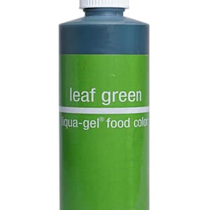 Peut inclure: Une bouteille de colorant alimentaire liqua-gel vert feuille. La bouteille a un embout vert et un bouchon blanc. L'étiquette indique "leaf green liqua-gel food color" et "Chefmaster". Poids net 298g.