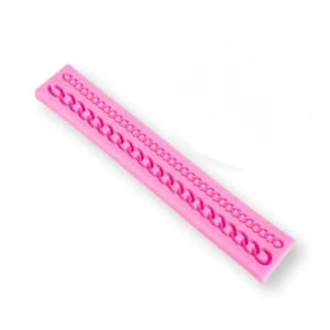 Peut inclure: Un moule en silicone rose avec trois motifs de chaînes. Le moule rectangulaire a une surface lisse. Les chaînes varient en taille et en style, parfaites pour créer des éléments décoratifs pour gâteaux ou travaux manuels.