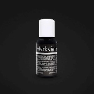 Peut inclure: Une bouteille noire de colorant alimentaire avec un bouchon blanc. L'étiquette indique "black diam". La bouteille contient des ingrédients comme la glycérine, FD&C Red 40 et FD&C Blue 2. Poids net 20 g.
