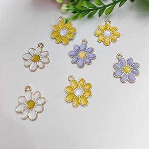 10 or 30pcs Enamel Floral Charms, Bulk Flower Charm, 20x22mm Enamel Daisy Charms, Metal Flower Charm, DIY Jewelry Supply, Findings, C202