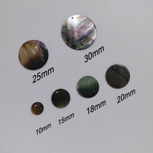 Puede incluir: Surtido de seis lentejuelas redondas de nácar negro y verde iridiscente en varios tamaños: 10 mm, 15 mm, 18 mm, 20 mm, 25 mm y 30 mm.
