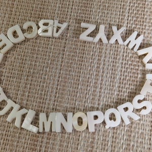 1 juego de alfabeto completo, Cuentas de alfabeto de perlas de agua dulce, Cuentas de letras de la A a la Z, Cuentas de letras del alfabeto de concha de perla, Altura 12 mm, B353